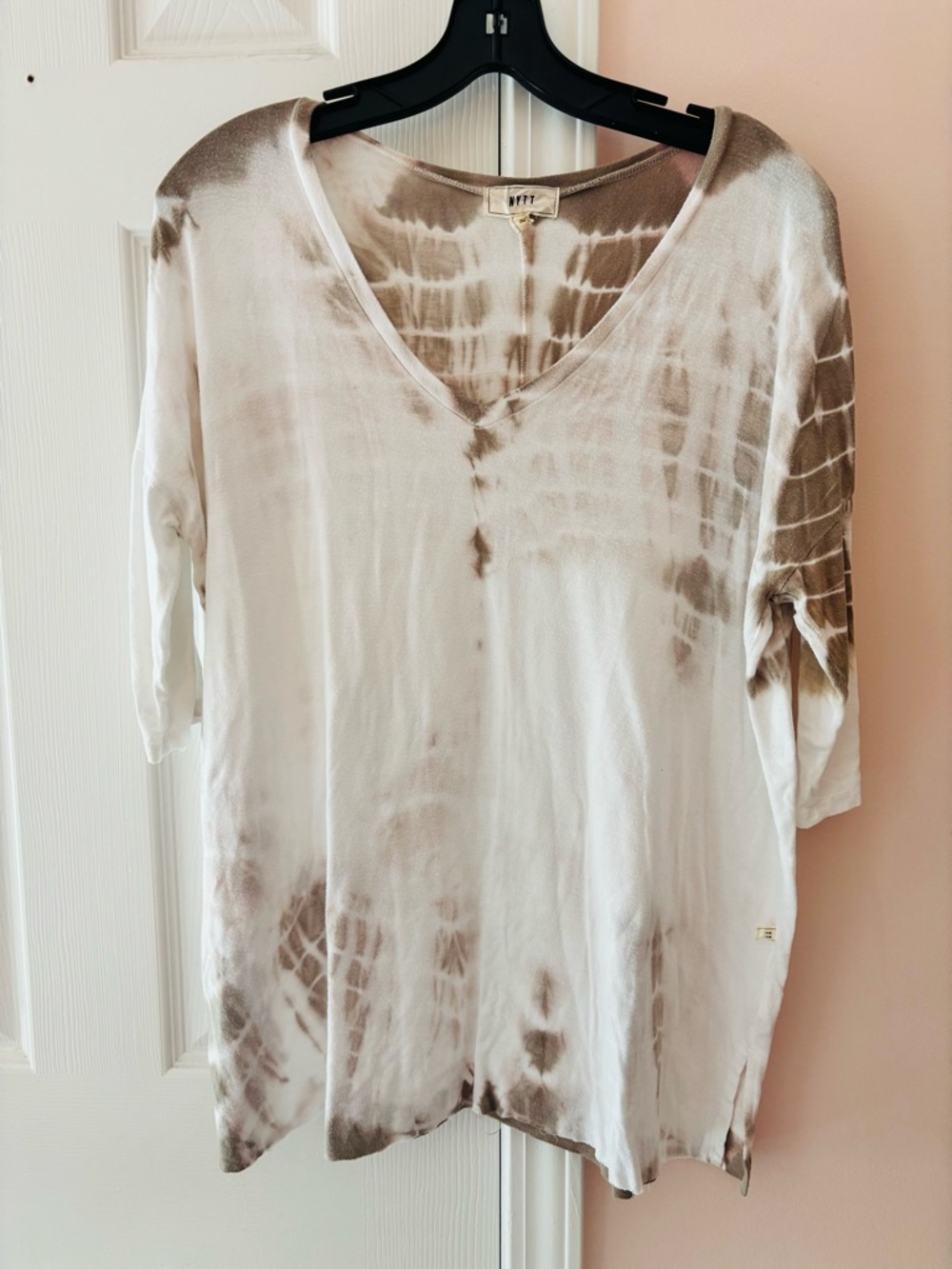 NYTT Cream and Brown Tie-Dye V-Neck Top